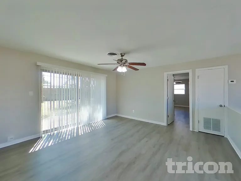 1122 Ibsen Ave — Photo 2
