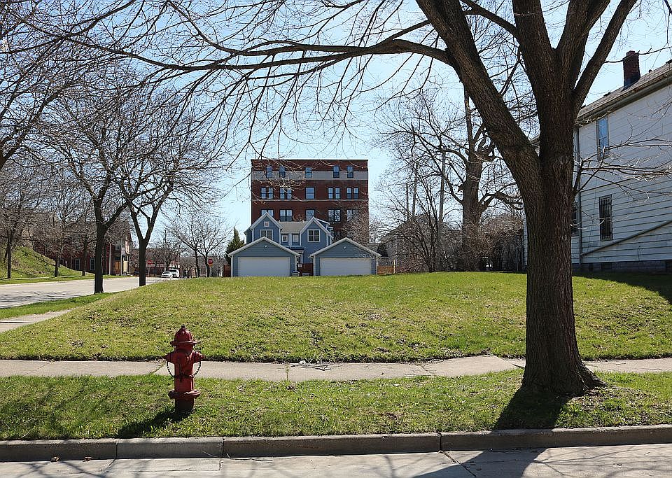 1st image of 425 W Reservoir Ave