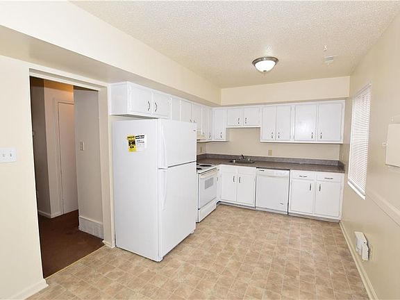 3rd image of 6006 Edgelake Dr