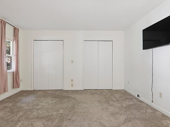 4th image of 609 Woodford St