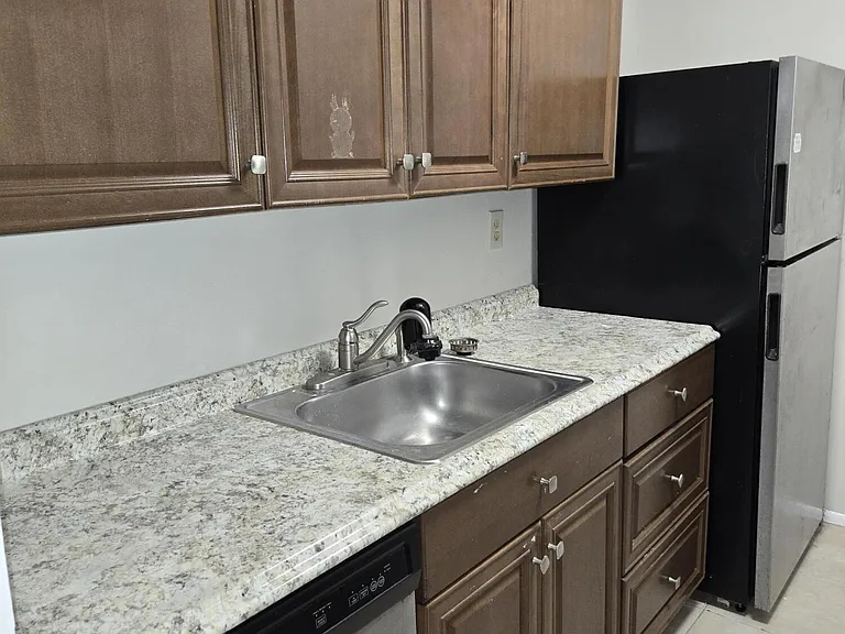 1141 Lake Victoria Dr #H — Photo 7