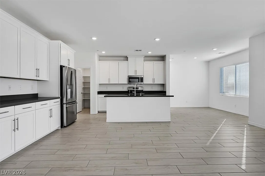 3 bed, 2.5 bath, 1952 sqft, $2,999 — Photo 4