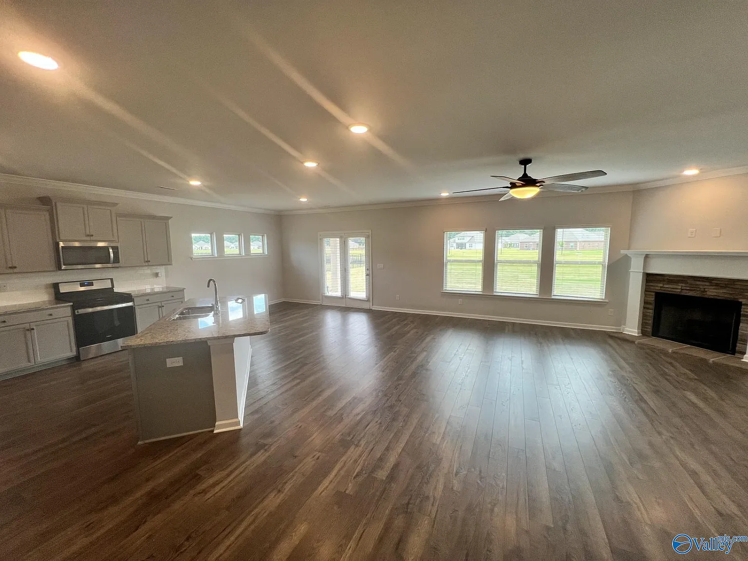 4 bed, 2.0 bath, 2508 sqft, $2,495 — Photo 4