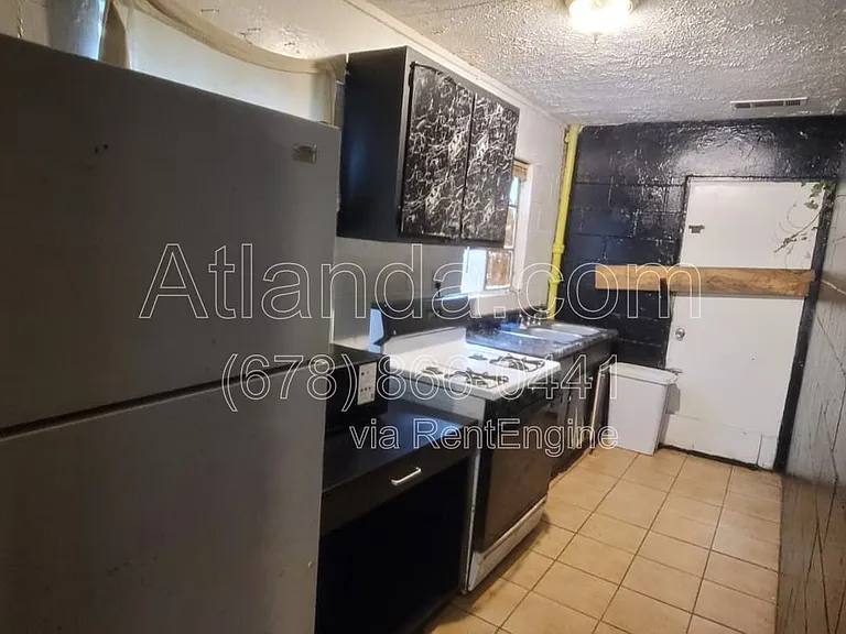 1176 Garibaldi St SW — Photo 4