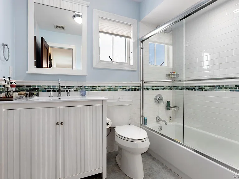 847B E Broadway — Photo 24