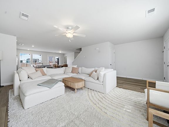 3rd image of 512 Silverbow Dr