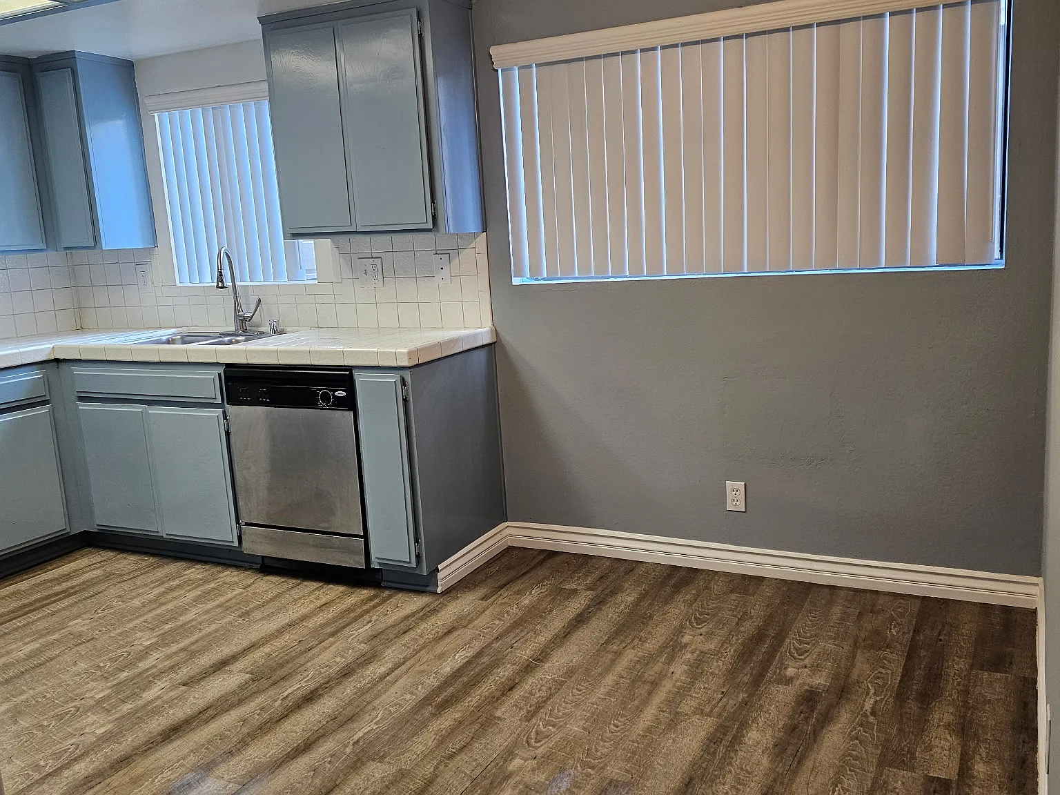 2 bed, 915 sqft, $2,850 — Photo 2