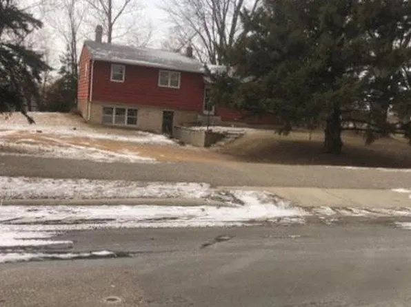 910 Golf Course Rd NW, Hutchinson, MN 55350