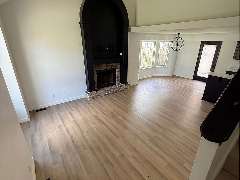 1st image of 826 S Hickory Ln