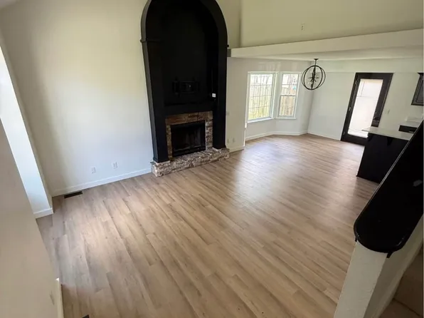 826 S Hickory Ln, Nixa, MO 65714