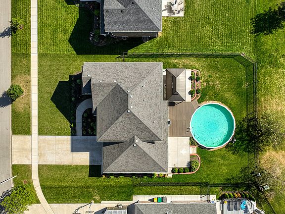 3rd image of 15931 Iroquois Dr