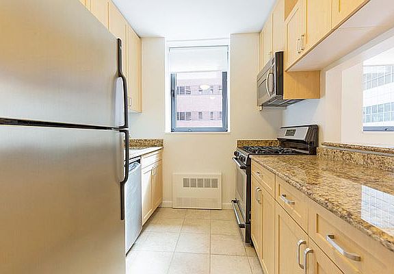 5th image of 235 W 48th St APT 8D