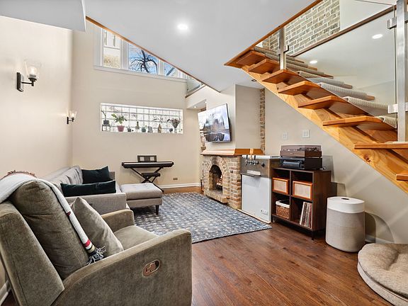 4th image of 1045 W Belden Ave #1