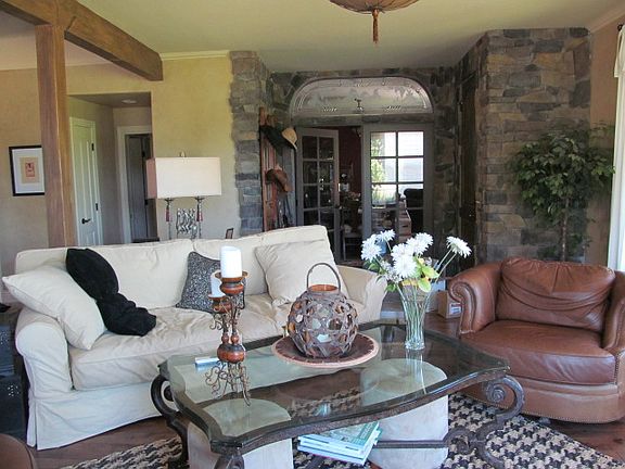 Lvg room looking into dng rm