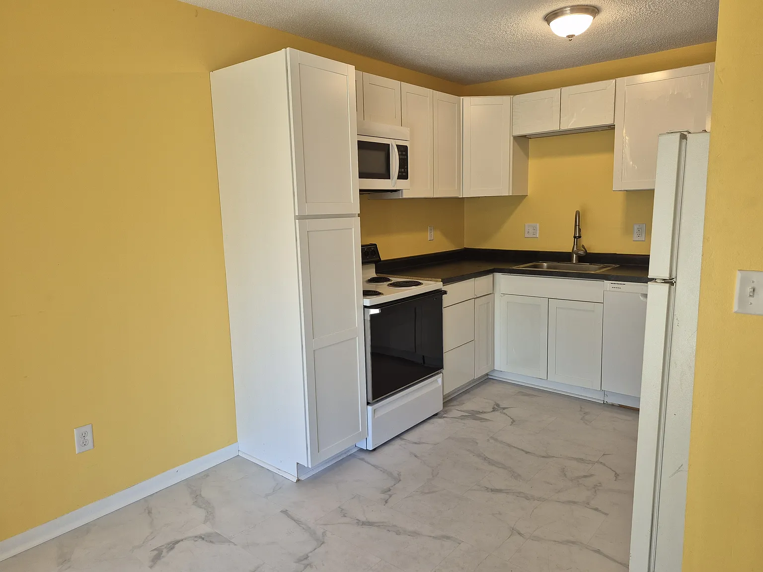 2 bed, 1.5 bath, 896 sqft, $1,050 — Photo 3