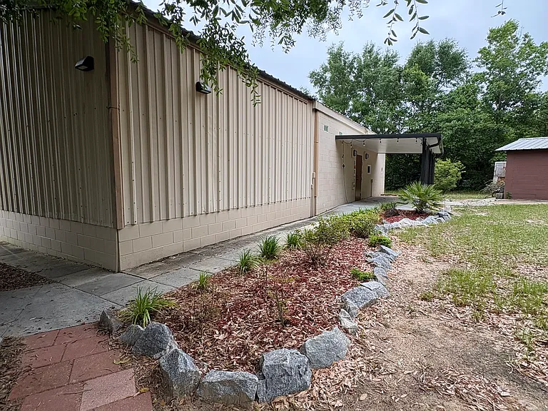 Pathway to apartment