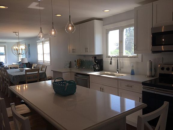brand new kitchen, stainless steel and quartz countertops