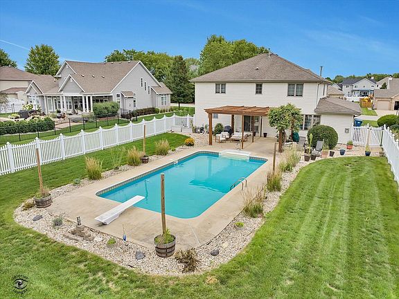 4th image of 285 Barrington Dr