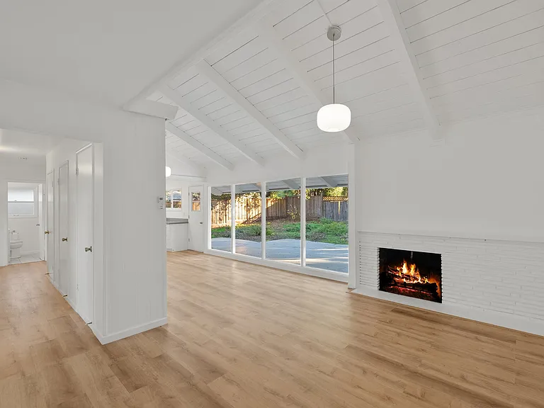 1921 Jardin Dr — Photo 2