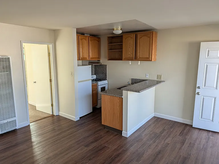 100 Paloma Ave #4 — Photo 4