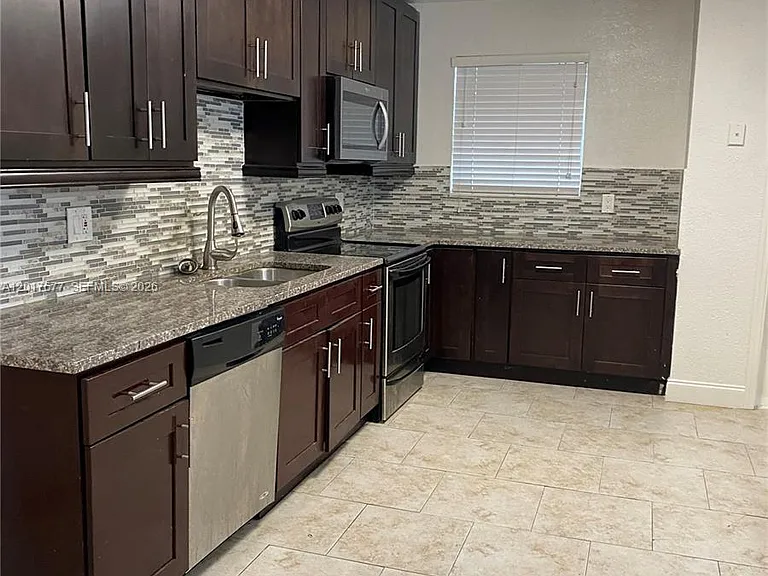 18140 NW 18th Ave — Photo 5