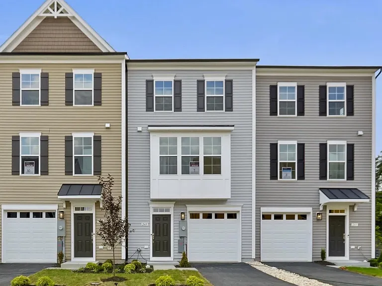 245 Monteith Dr — Photo 2