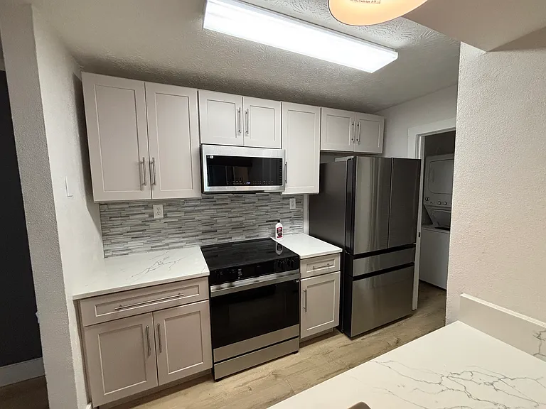 Bright Kitchen, all new appliances