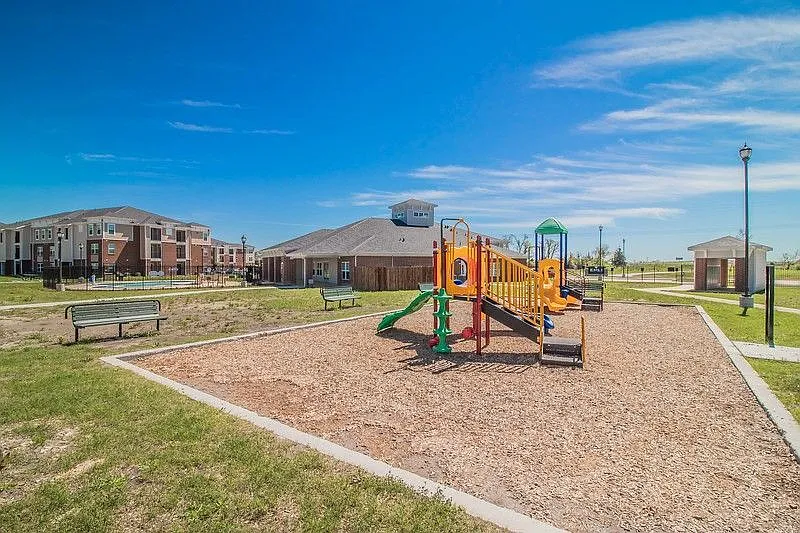 EMLI at Liberty Crossing Apartments — Photo 4