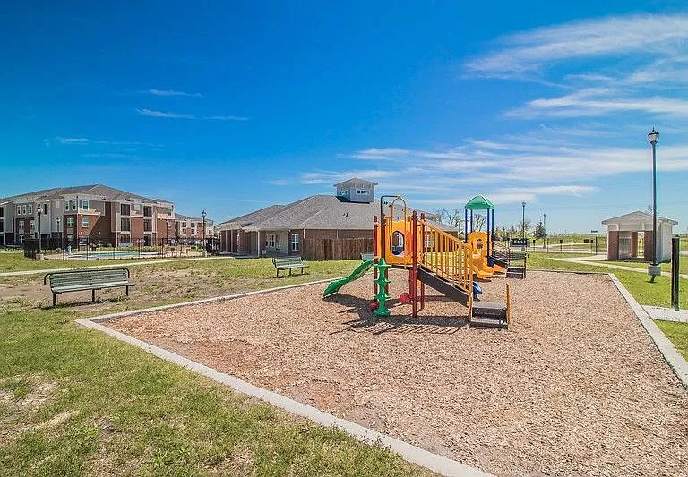 EMLI at Liberty Crossing Apartments — Photo 4