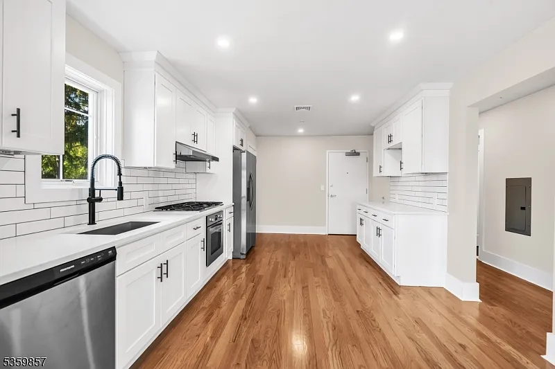 1 bed, 1.0 bath, $2,950 — Photo 3