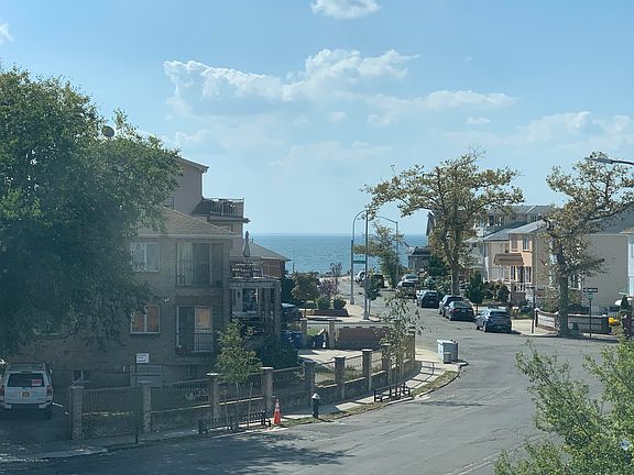 4th image of 4010 Manhattan Ave