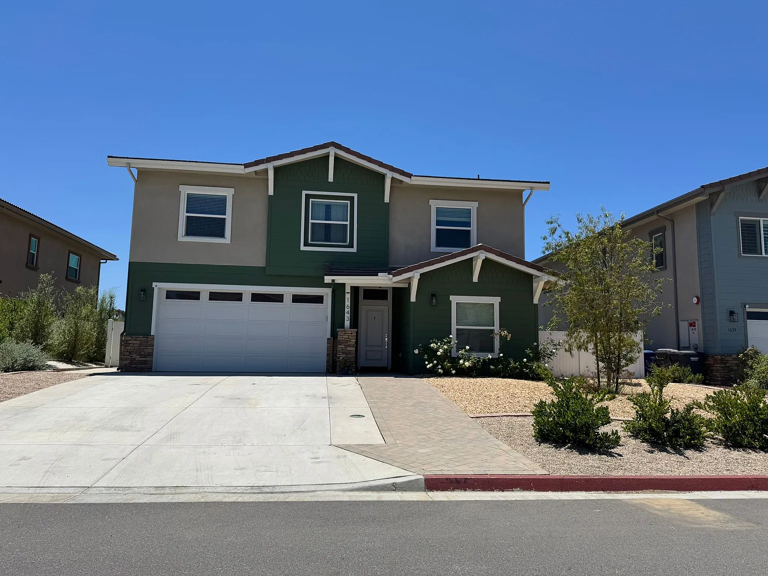 4 bed, 2336 sqft, $4,400 — Photo 3