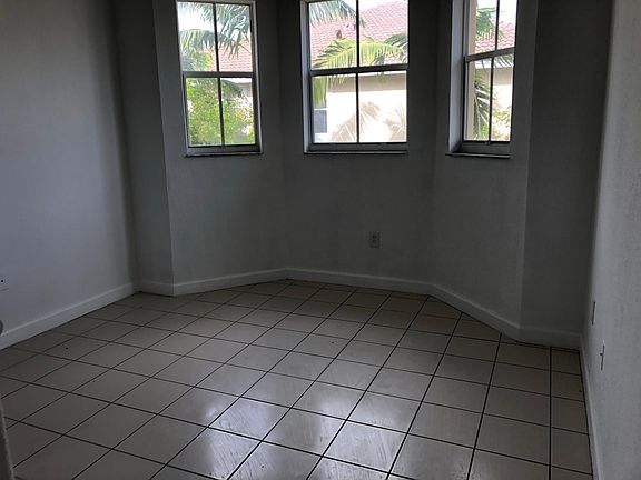 3rd image of 2815 SE 16th Ave Unit 201