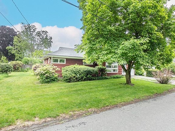 3rd image of 12 Carleton Dr