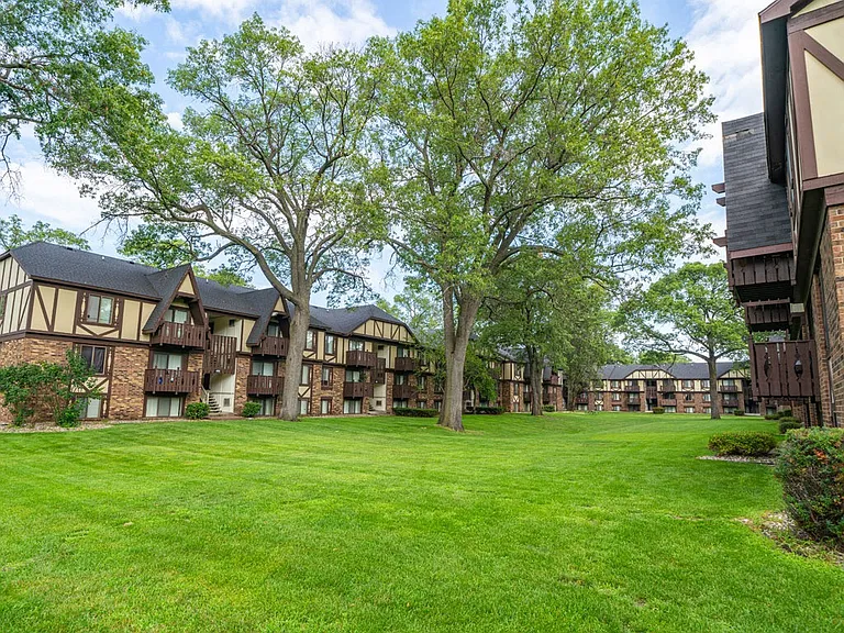 Glen Oaks Apartments — Photo 25