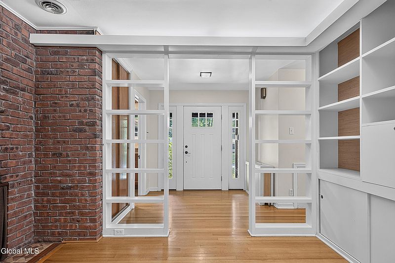 5th image of 15 Lyons Avenue