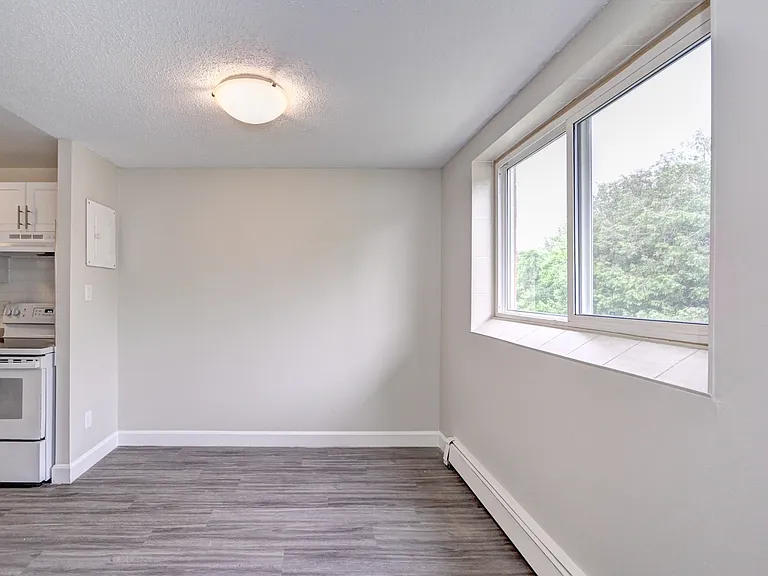 255 Belsyde Ave E — Photo 10