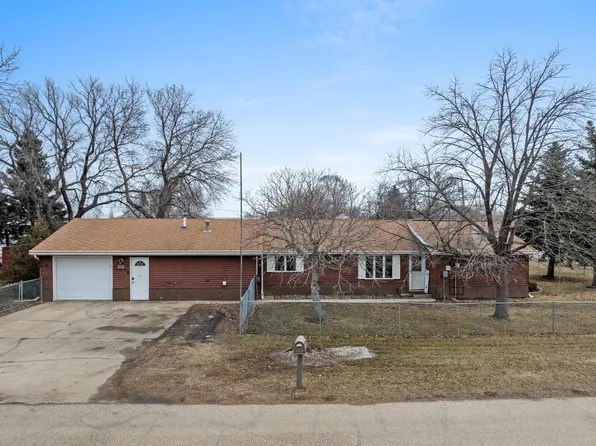 815 39th St SE, Minot, ND 58701