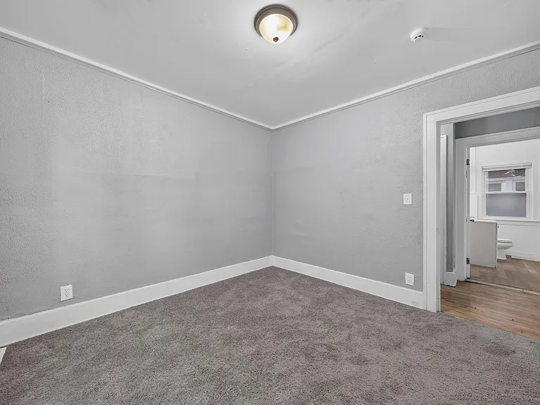2025 Calvert St — Photo 31