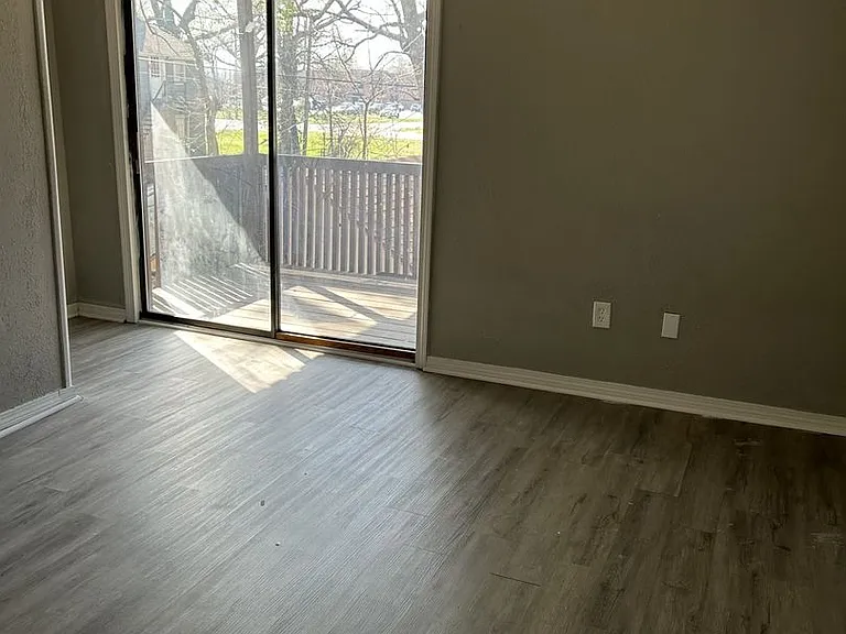 405 W 5th St — Photo 13