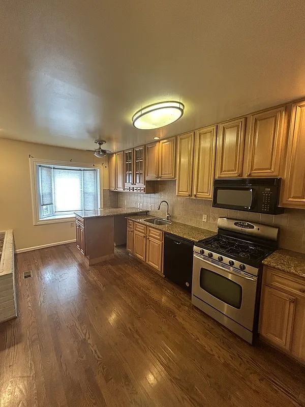 3 bed, 2.5 bath, 2130 sqft, $2,300 — Photo 3
