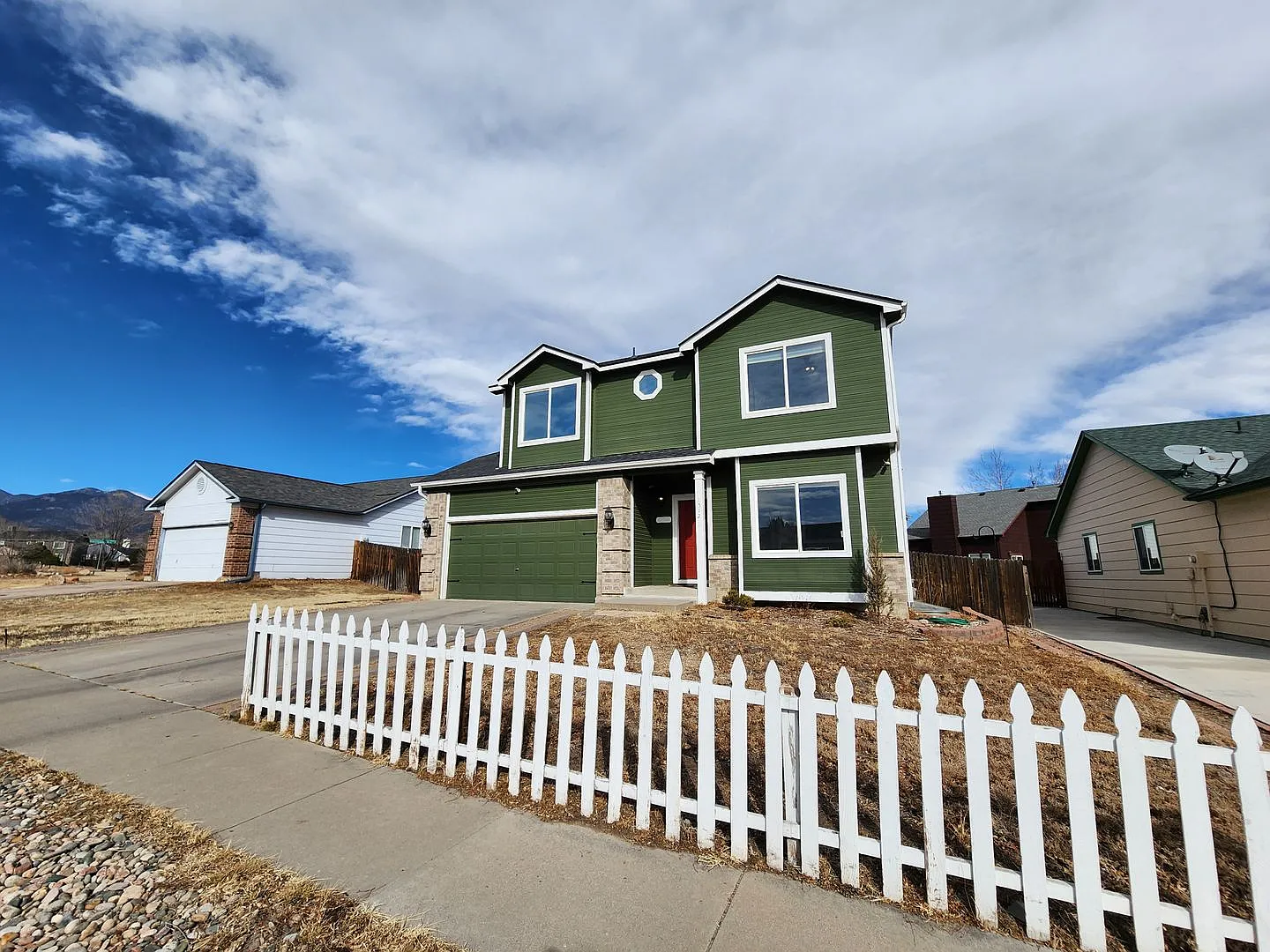 Spacious & Conveniently Located Rental Home in Colorado Springs 1512 Coolcrest Ave — Photo 2