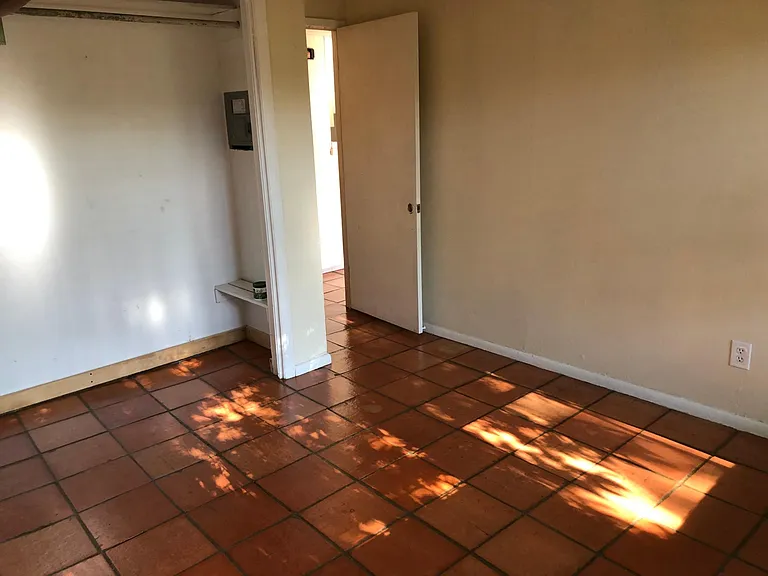 418 Ira Ave — Photo 2