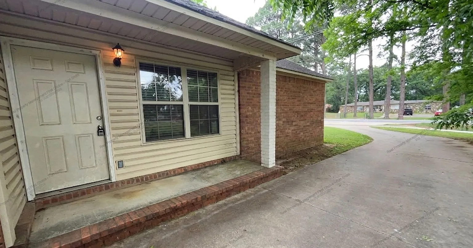 3 bed, 2.0 bath, 1426 sqft, $1,350 — Photo 2