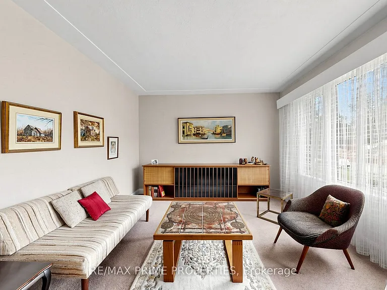 33 Irvington Cres — Photo 3