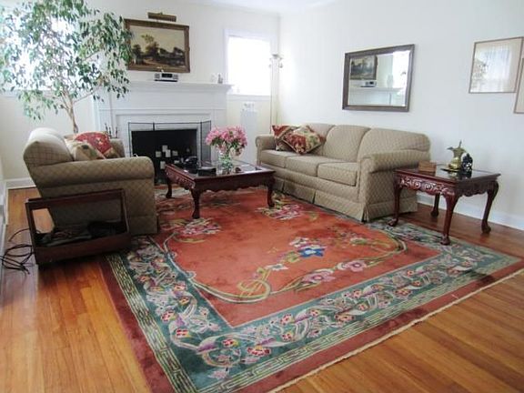 3rd image of 35 Thompson Ave