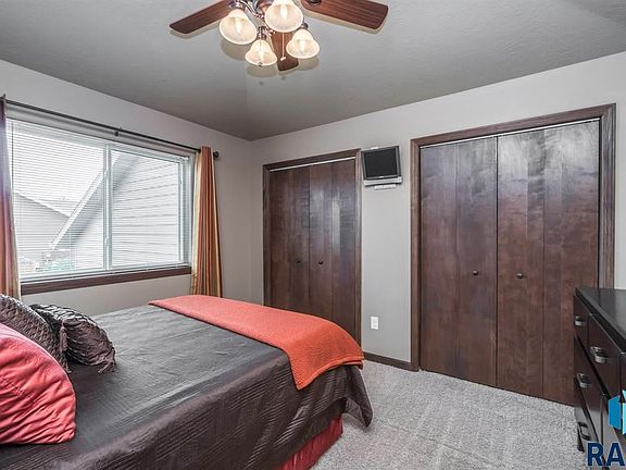 3rd image of 611 S Raven Ave