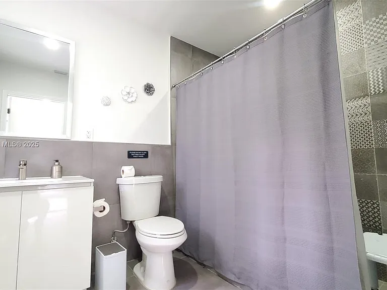 510 NE 66th St #1 — Photo 24