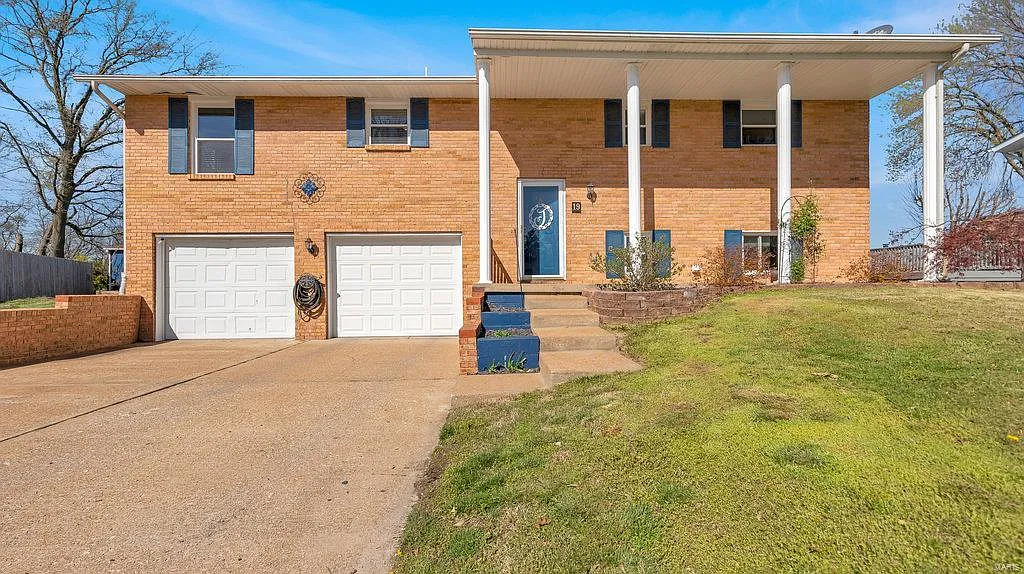 19 Royal Ct photo 1