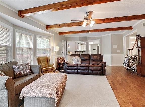 4th image of 319 NE Sunderland Ct